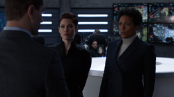 Haley e Alex conversando com Lockwood
