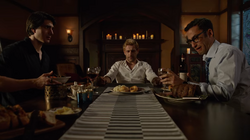 Ray, Constantine e Gary jantando