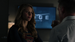 Supergirl confrontando Morgan Edge