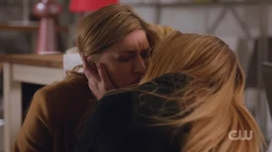 Ava e Sara se beijando.