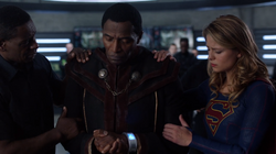 Kara e J'onn confortando M'yrnn