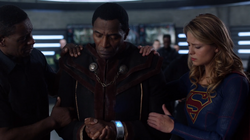 Kara e J'onn confrotando M'yrnn