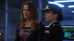 Lucy descobrindo que é a diretora do D.O.E..