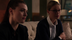 Kara e Lena conversando com Sam