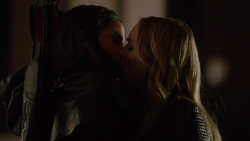 Sara and Nyssa kiss