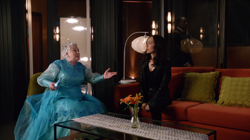 Tabitha conversando com Nora Darhk