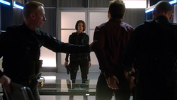 Alex prendendo Maxwell Lord