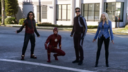 Flash, Vibe, Killer Frost, Elongated Man oczekują Thinkera