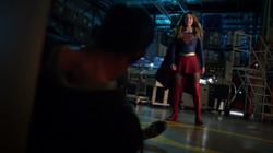 Kara confrontando Mon-El em uma instalação de satélite