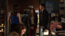 Thea se apresentando para trabalhar com Laurel