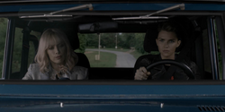 Kate e Alice em um carro