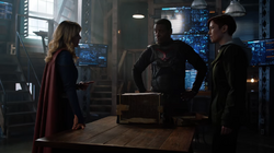 Alex, Kara e J'onn conversando sobre Lex