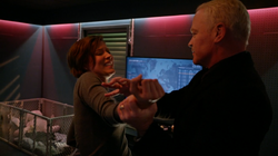 Damien atacando Lyla Michaels