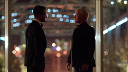 Damien conversando com Oliver sobre seus projetos