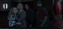 Whitmore-Dugan e Dr. McNider ouvindo Cindy