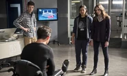 Flash-team-pow-wow-the-flash-s1e13.jpg (83 KB)