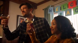 Iris e Barry celebrando o retorno