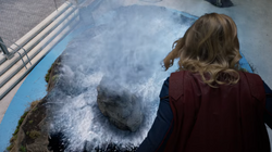 Supergirl congelando os poços de piche