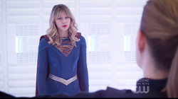 Supergirl conversando com Amy Sapphire