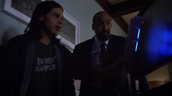 Cisco e Joe investigando a casa dos Allen