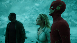 J'onn, Sara e Barry no início dos tempos