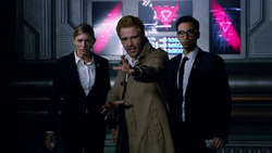 Ava, Constantine e Gary confrontando Sara