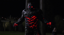Barry Allen dentro da armadura de Savitar