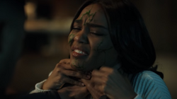 Jennifer sendo atacada pelo Painkiller
