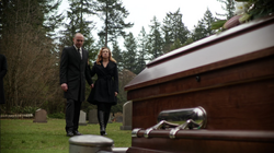 Dinah e Quentin no funeral de Laurel