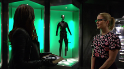 Dinah given Laurel's mask