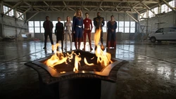 Heróis da Terra-Prime homenageando Oliver