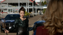 Bruxa do Tempo provocando Supergirl