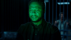 Diggle encarando a caixa verde