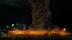 Barry tratando de detener el tornado de Clyde Mardon.