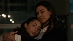 Sam abraçada com Ruby