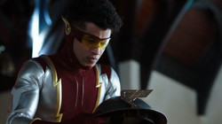 Bart segurando o chapéu de Jay Garrick