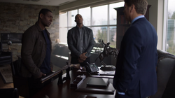 J'onn e James conversando com Preston