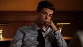 Barry considera revelar su identidad durante el juicio.