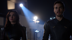 Imra e Mon-El confrontando Régia