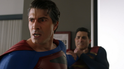 Superman (Terra-96) enforcando o Superman (Terra-38)
