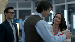 Clark, Lois e Jonathan com Clark-96