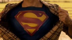 Superman mostrando seu emblema