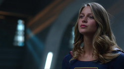 Supergirl interrogando Mon-El