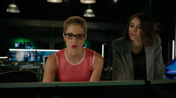 Thea e Felicity invadindo o computador de Susan Williams