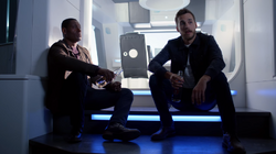 J'onn conversando com Mon-El