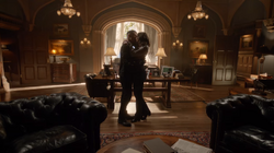 Roy e Thea se beijando na mansão Queen