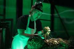 Jason extrae el corazón de la Cosa del Pantano.