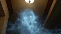 Natalie Logue como uma fantasma.