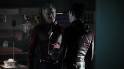 Jay entregando seu elmo para Barry