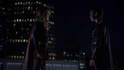 Supergirl conversando com Régia